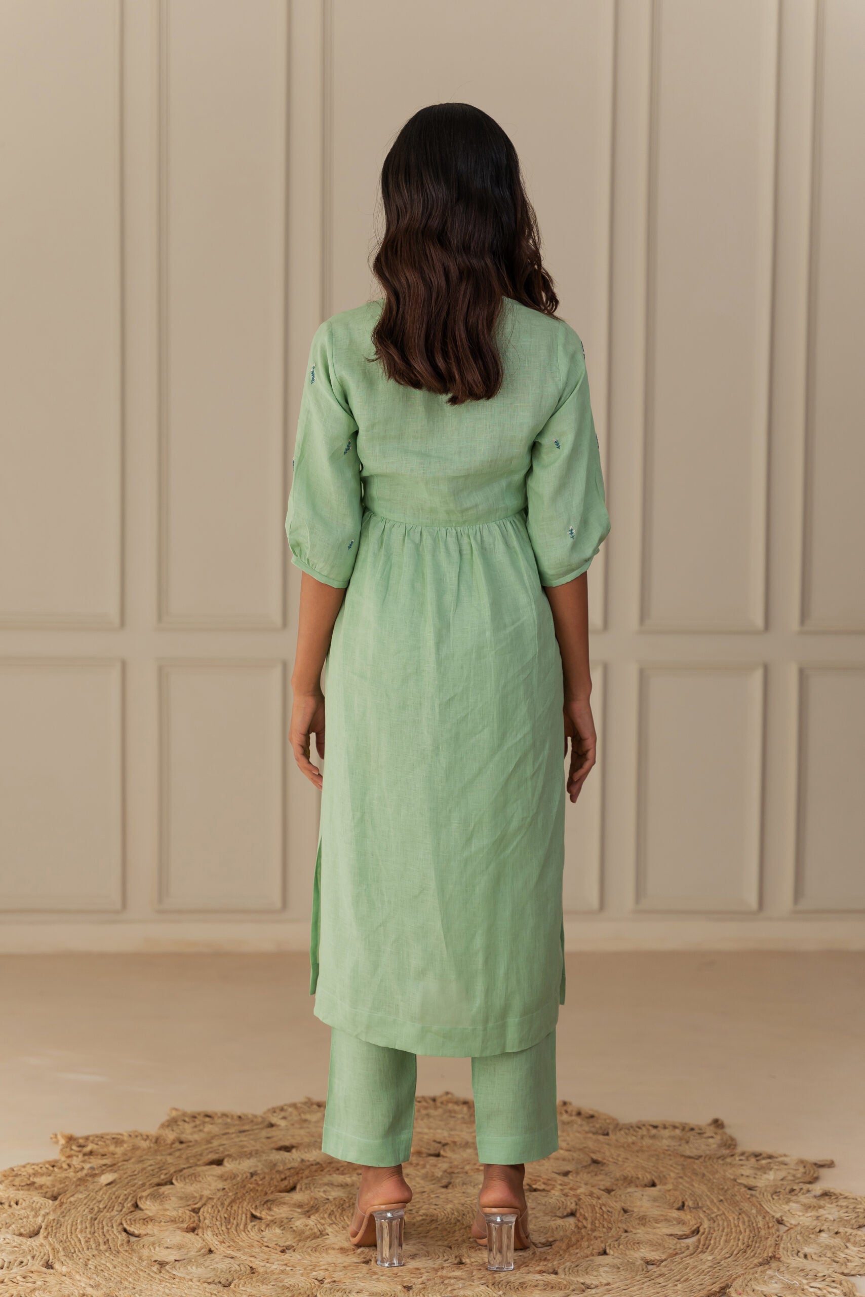CLOVE -V NECK LINEN KURTA - Pista