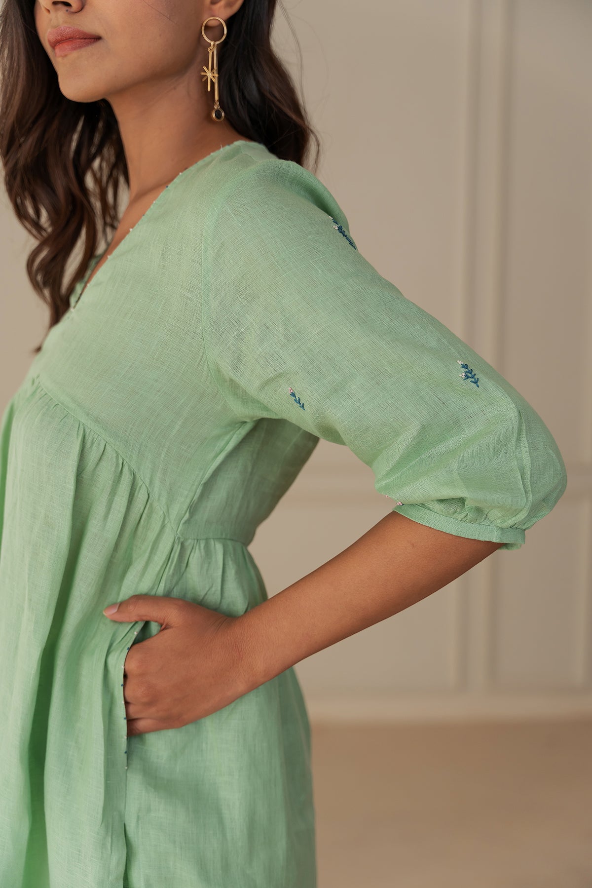 CLOVE -V NECK LINEN KURTA - Pista