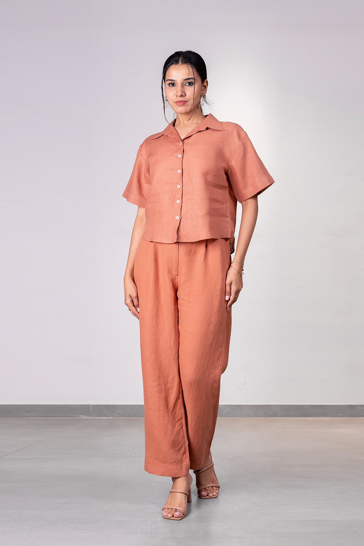 Andrea Linen Cuban Collar Crop Shirt – Sand Brown
