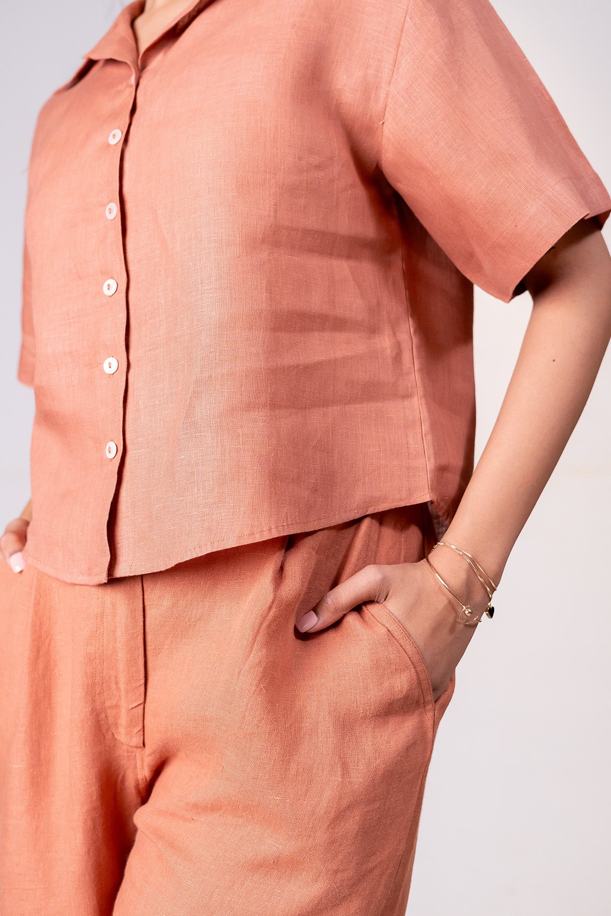 Andrea Linen Cuban Collar Crop Shirt – Sand Brown