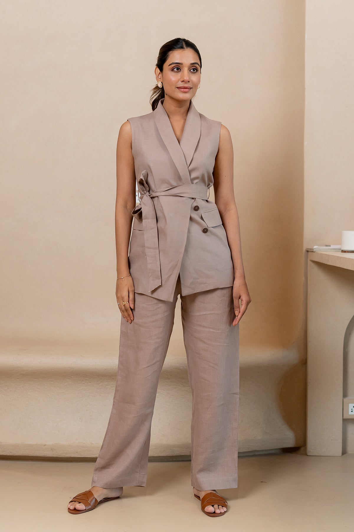 Bay-Linen-Sleeveless-Blazer-with-pockets-Mud-