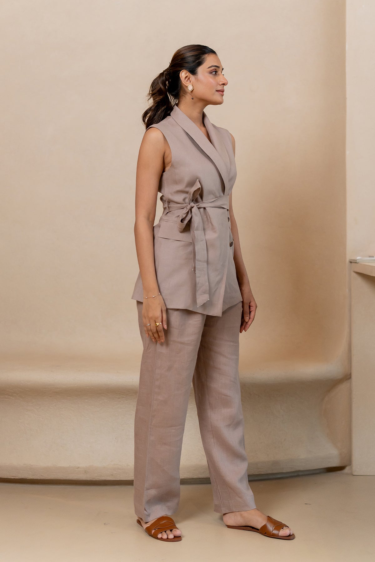 Bay-Linen-Sleeveless-Blazer-with-pockets-Mud-