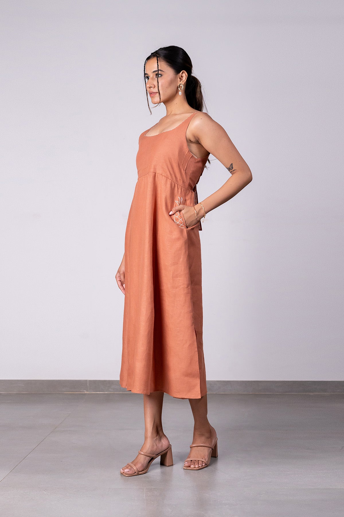 Gabriella Linen Sleeveless Back Bow Dress – Sand Brown
