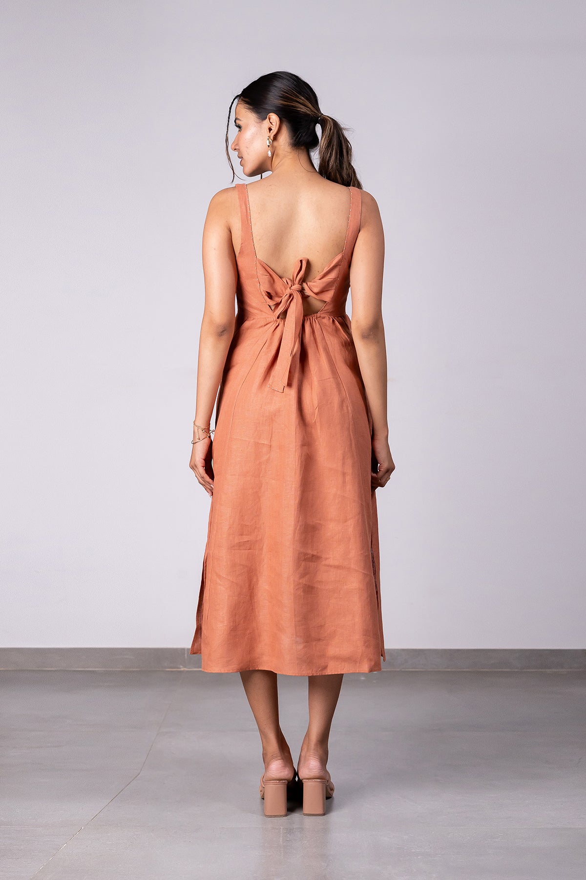Gabriella Linen Sleeveless Back Bow Dress – Sand Brown