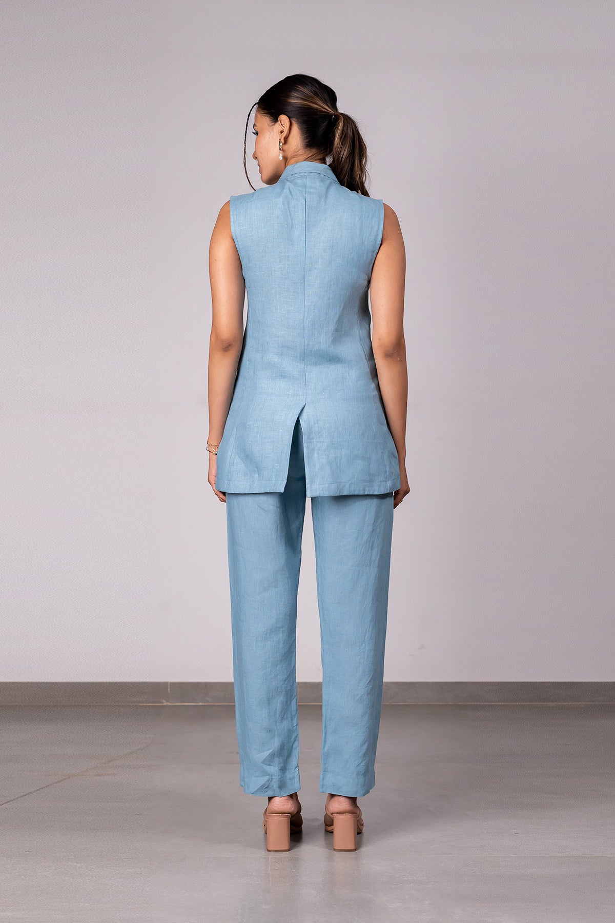 Ruth Linen Sleeveless Blazer With Welt Pockets – Icy Blue