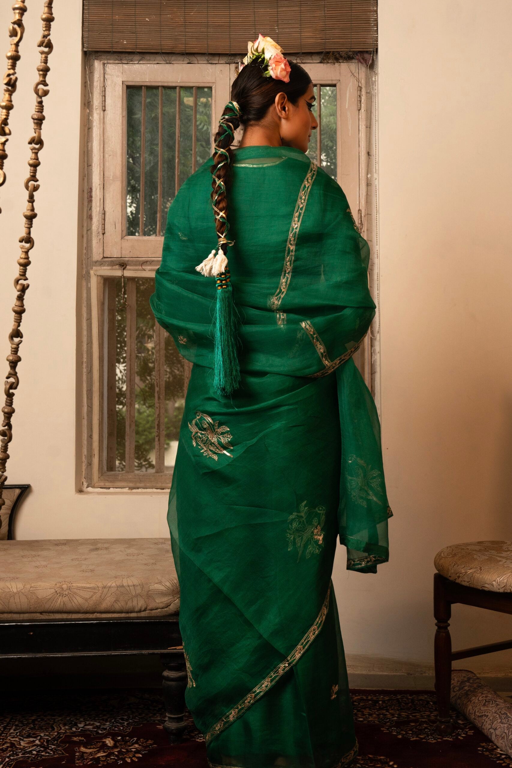 Shop Zebein’s Women’s Organza Silk Hiraman Saree in Chatak Hara, thoughtfully crafted in luxurious organza silk with graceful drape and refined detailing. Designed for festive celebrations, wedding occasions, and elevated ethnic styling, this timeless saree blends lightweight elegance, sophisticated craftsmanship, and contemporary tradition for effortless statement dressing.