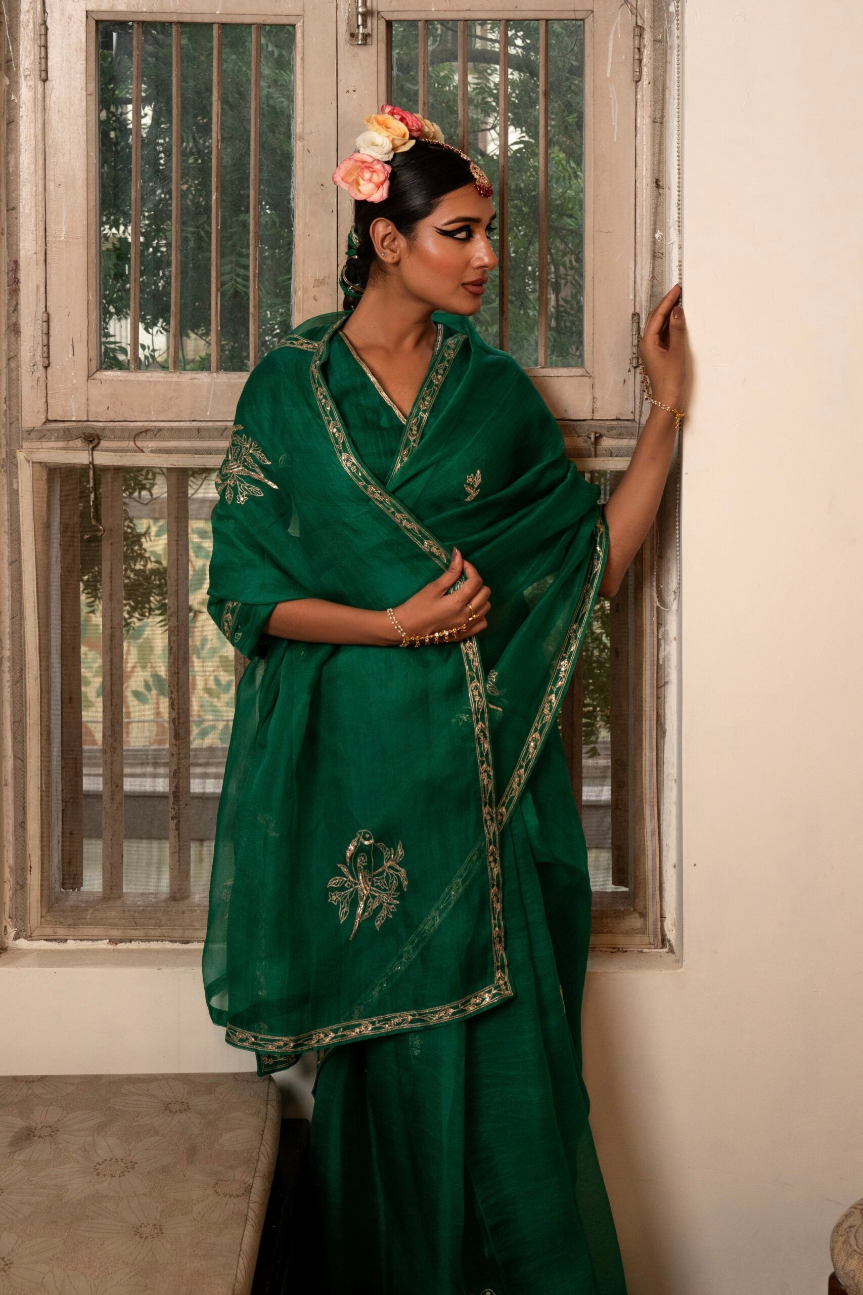 Shop Zebein’s Women’s Organza Silk Hiraman Saree in Chatak Hara, thoughtfully crafted in luxurious organza silk with graceful drape and refined detailing. Designed for festive celebrations, wedding occasions, and elevated ethnic styling, this timeless saree blends lightweight elegance, sophisticated craftsmanship, and contemporary tradition for effortless statement dressing.