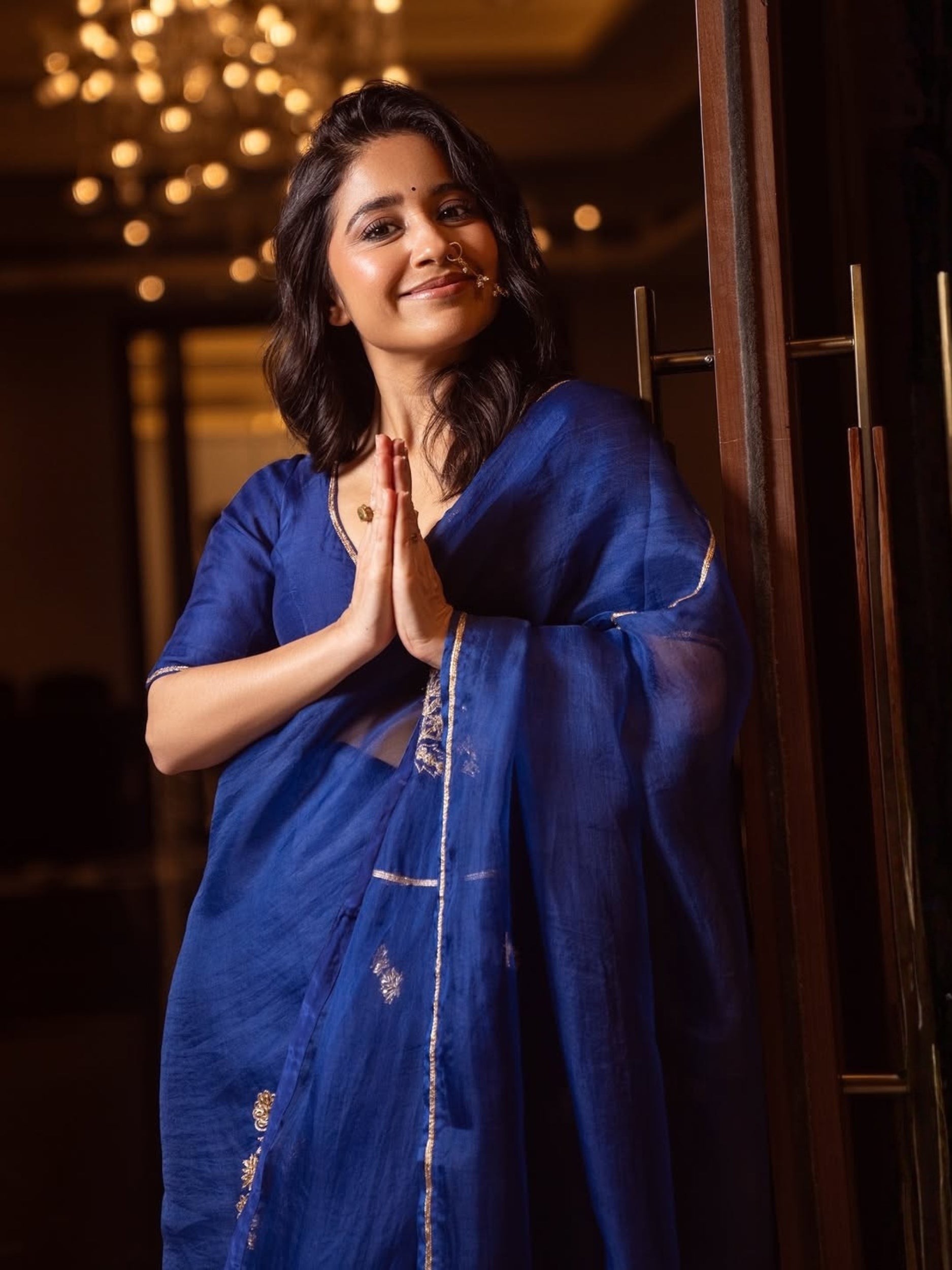 Shop Zebein’s Women’s Organza Silk Phool Bahar Saree in Mayur Neela, thoughtfully crafted in luxurious organza silk with graceful drape and refined detailing. Designed for festive celebrations, wedding occasions, and elevated ethnic styling, this timeless saree blends lightweight elegance, sophisticated craftsmanship, and contemporary tradition for effortless statement dressing.