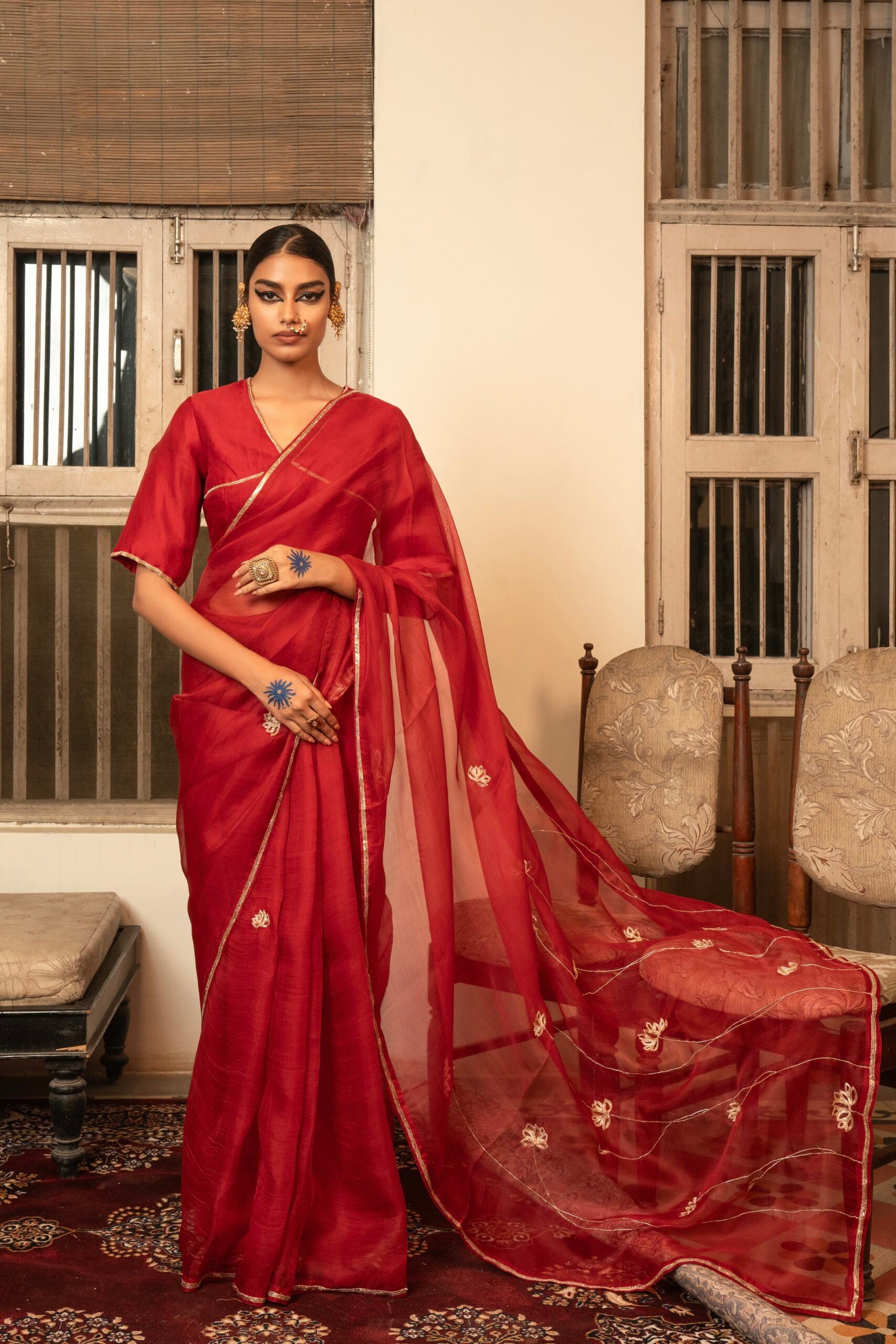 Shop Zebein’s Women’s Organza Silk Swarn Kamal Saree in Sindhoori Laal, thoughtfully crafted in luxurious organza silk with graceful drape and refined detailing. Designed for festive celebrations, wedding occasions, and elevated ethnic styling, this timeless saree blends lightweight elegance, sophisticated craftsmanship, and contemporary tradition for effortless statement dressing.