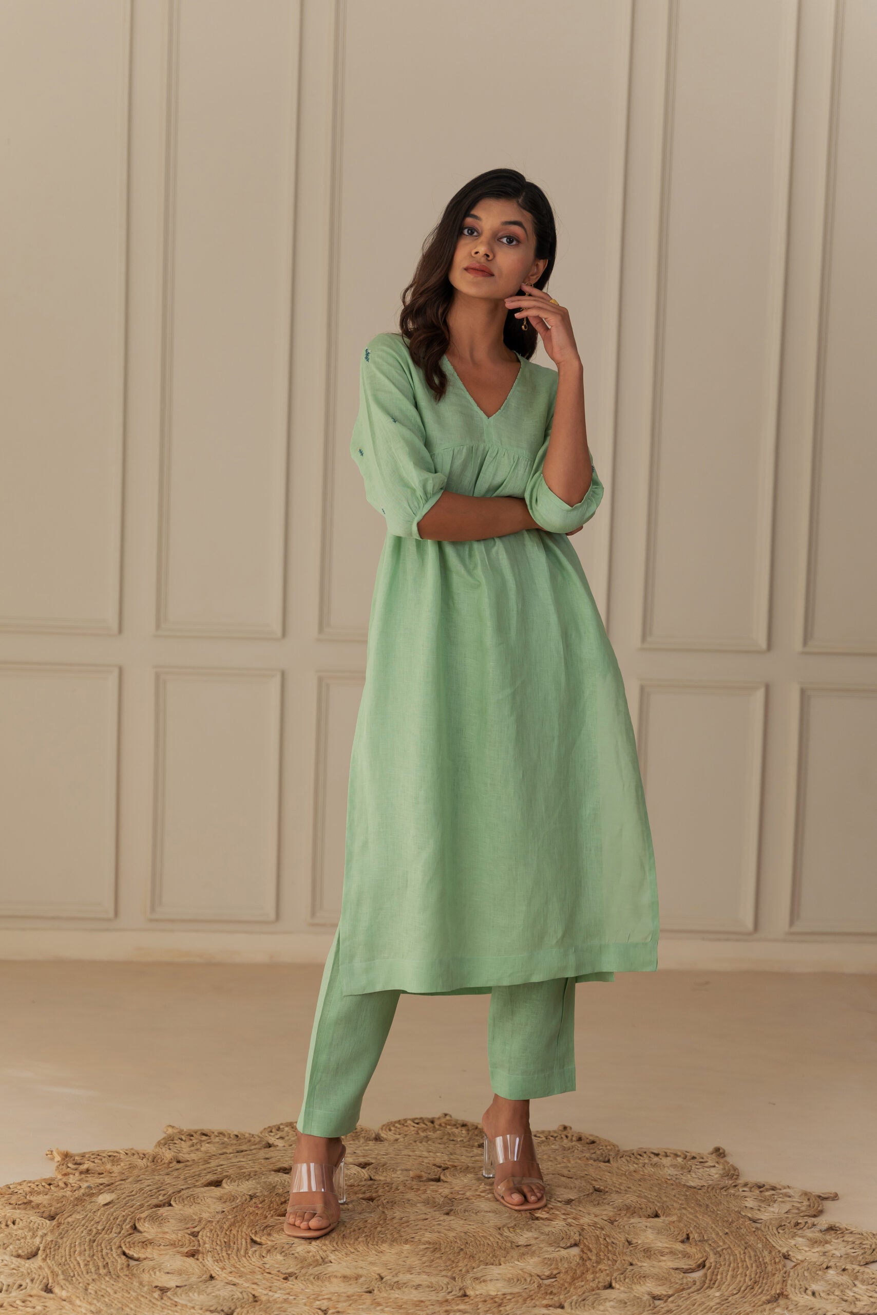 CLOVE -V NECK LINEN KURTA - Pista