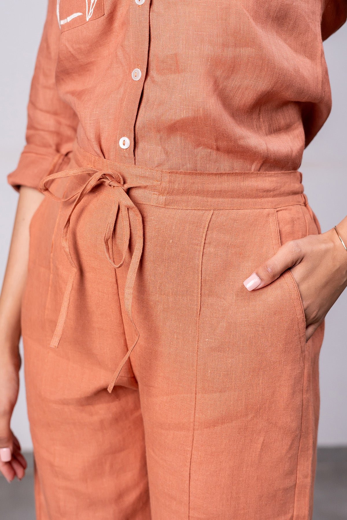 Alan Linen Tucks Pants – Sand Brown