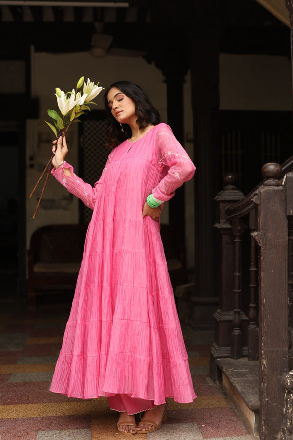 Shop Zebein’s Women’s 100% Pure Chanderi Seven Tier Kurta Set in soft pink, crafted from breathable sustainable linen with a graceful layered silhouette and elegant tiered detailing. Designed for effortless festive dressing, everyday elegance, and elevated summer styling, this timeless wardrobe essential blends conscious craftsmanship with lightweight comfort and refined minimal fashion.