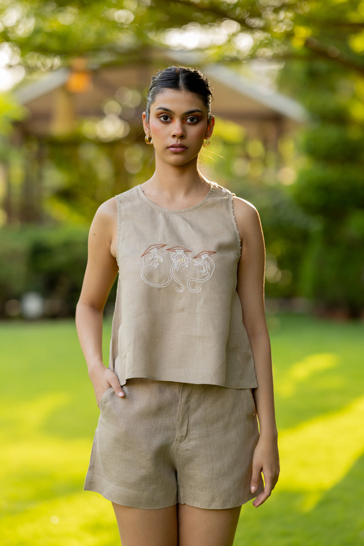 Shop Zebein’s Women’s 100% Pure Linen Round Neck Kylie Top in Bamboo, crafted from breathable sustainable linen with a relaxed contemporary silhouette and functional pocket detailing. Designed for effortless everyday dressing, vacations, and elevated summer styling, this timeless wardrobe essential blends conscious craftsmanship with lightweight comfort and refined minimal fashion.